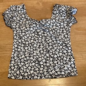 Tilly’s floral tee size xs